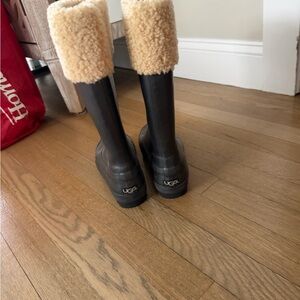 UGG Black Boots with Cream Shearling
